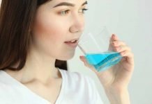 Best Mouthwashes: young girl uses mouthwash