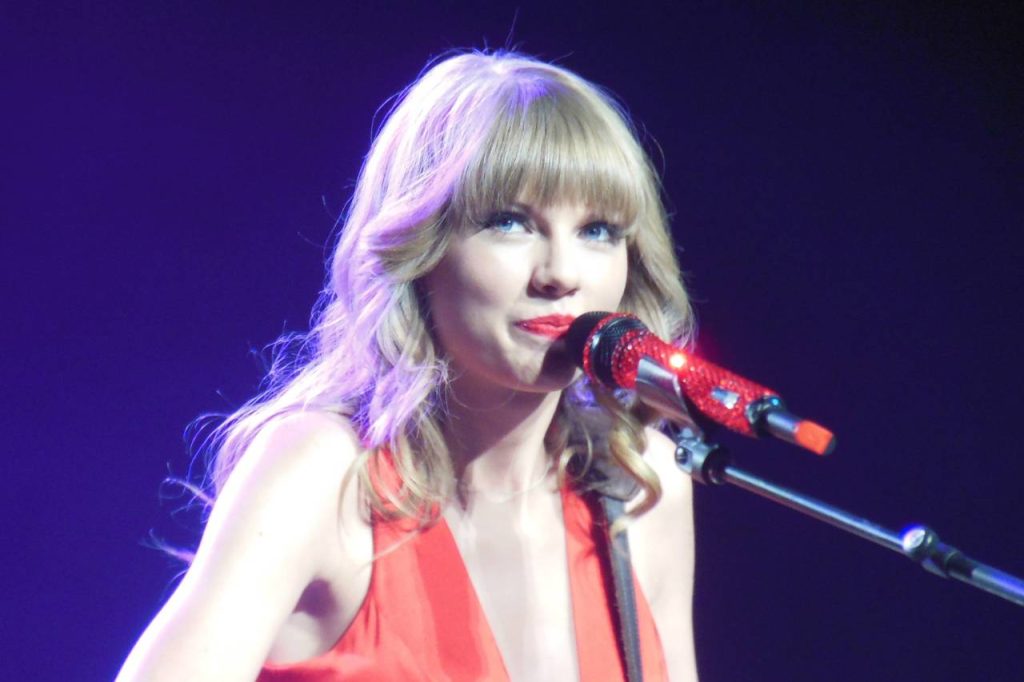 Red Taylor's Version (Taylor Swift live performance Red Tour)