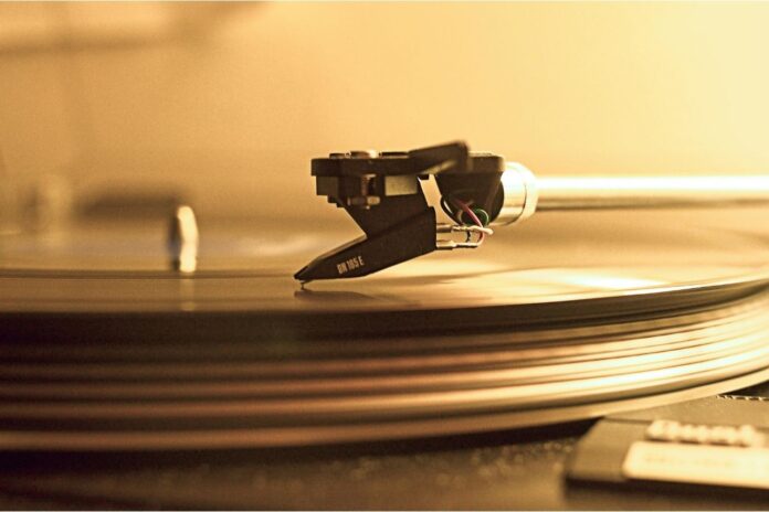 Vinyl record player symbolizing the timeless sound of Israel Kamakawiwo‘ole’s Facing Future music album.